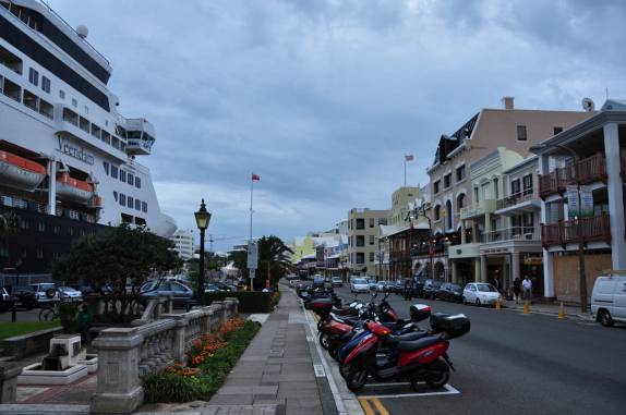Front Street, a principal avenida de Hamilton, capital de Bermuda
